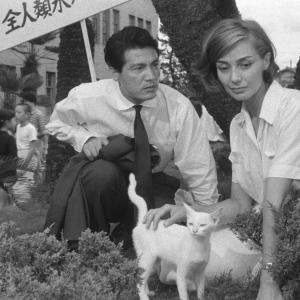 Still of Eiji Okada and Emmanuelle Riva in Hiroshima mon amour 1959