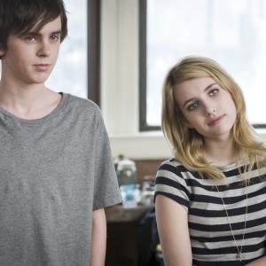 Still of Freddie Highmore and Emma Roberts in The Art of Getting By (2011)