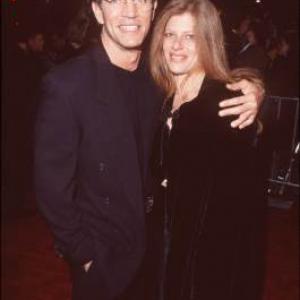 Eric Roberts and Eliza Roberts at event of Sutrikes gangsteris (1999)
