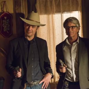 Still of Eric Roberts and Timothy Olyphant in Justified (2010)