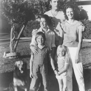 Still of Dominique Dunne, Heather O'Rourke, JoBeth Williams, Craig T. Nelson and Oliver Robins in Poltergeist (1982)