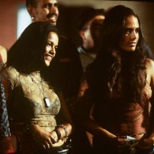 Still of Jordana Brewster and Michelle Rodriguez in Greiti ir Isiute 2001