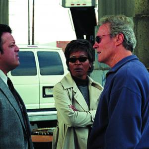 Still of Clint Eastwood, Tina Lifford and Paul Rodriguez in Blood Work (2002)
