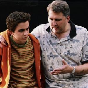 Frankie Muniz and Daniel Roebuck have a father and son chat in Agent Cody Banks.