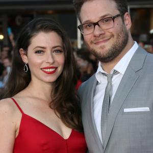 Seth Rogen and Lauren Miller at event of Kaimynai (2014)
