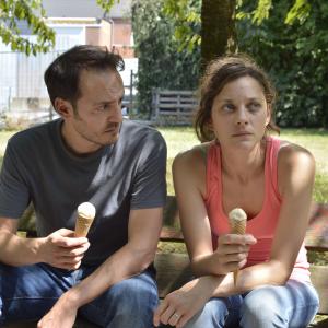 Still of Marion Cotillard and Fabrizio Rongione in Deux jours une nuit 2014