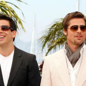Brad Pitt and Eli Roth at event of Negarbingi sunsnukiai (2009)