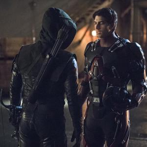 Still of Brandon Routh and Stephen Amell in Strele 2012
