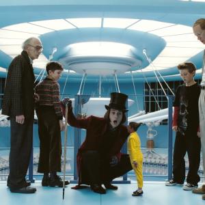 Still of Johnny Depp, Adam Godley, Freddie Highmore, David Kelly, Deep Roy and Jordan Fry in Carlis ir sokolado fabrikas (2005)
