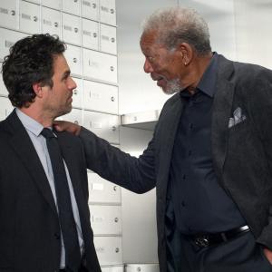 Still of Morgan Freeman and Mark Ruffalo in Apgaules meistrai (2013)