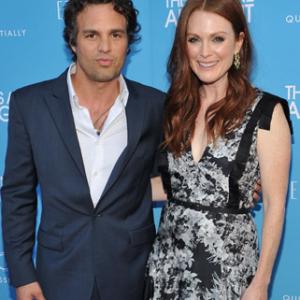Julianne Moore and Mark Ruffalo at event of The Kids Are All Right 2010