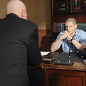 Still of Wentworth Miller and Leon Russom in Kalejimo begliai (2005)