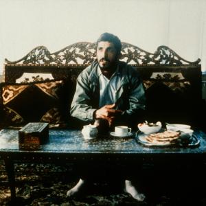 Still of Hossain Sabzian in Nemaye Nazdik 1990