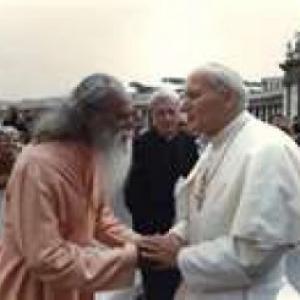 HH Sri Swami Satchidananda with HH Pope John Paul II at the Vatican.