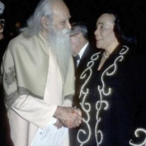 Sri Swami Satchidananda with Coretta Scott King (1988).