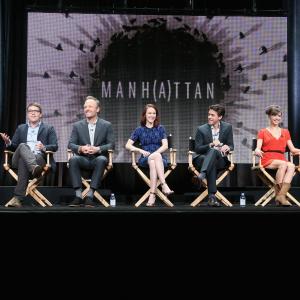 Thomas Schlamme, Katja Herbers, Christopher Denham, John Benjamin, Sam Shaw, Ashley Zukerman and Rachel Brosnahan at event of Manhattan (2014)