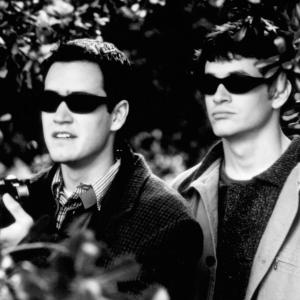 Still of Mark-Paul Gosselaar and Tom Everett Scott in Dead Man on Campus (1998)