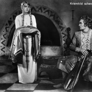 Still of Bernhard Goetzke and Margarete Schön in Die Nibelungen: Siegfried (1924)