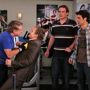 Still of Neil Patrick Harris Regis Philbin and Jason Segel in Kaip as susipazinau su jusu mama 2005