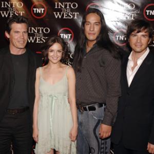 Rachael Leigh Cook Josh Brolin Matthew Settle and Michael Spears at event of Into the West 2005