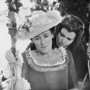 Still of Mira Sorvino and Fiona Shaw in The Triumph of Love 2001