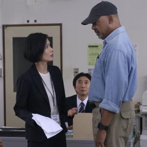Hara tries explaining things to Daniel as Inoue looks on