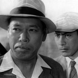 Still of Toshir Mifune and Takashi Shimura in Nora inu 1949