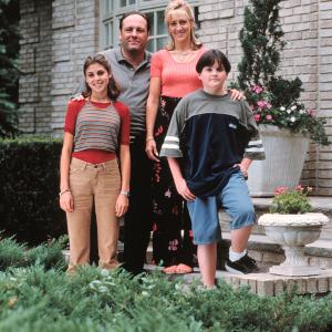 Still of James Gandolfini, Edie Falco, Robert Iler and Jamie-Lynn Sigler in Sopranai (1999)
