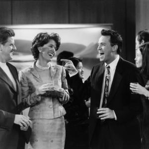 Still of Courteney Cox Matthew Perry Sam McMurray and Lise Colleen Simms in Draugai 1994