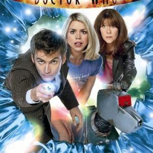 Billie Piper Elisabeth Sladen and David Tennant in Doctor Who 2005