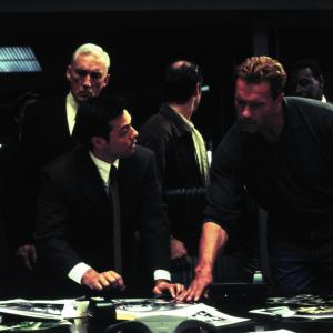 Still of Arnold Schwarzenegger, Bruce Ramsay and Millie Slavin in Kerstas (2002)