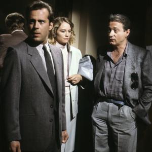 Still of Bruce Willis, Cybill Shepherd and James Sloyan in Moonlighting: The Next Murder You Hear (1985)