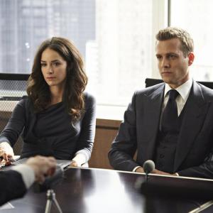 Still of Abigail Spencer and Dana Scott in Suits (2011)