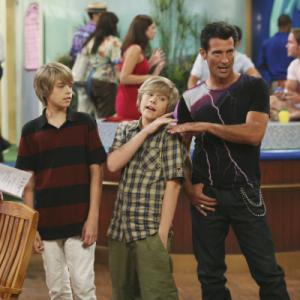 Still of Kim Rhodes, Cole Sprouse, Dylan Sprouse and Robert Torti in The Suite Life on Deck (2008)