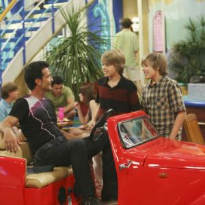 Still of Cole Sprouse, Dylan Sprouse and Robert Torti in The Suite Life on Deck (2008)