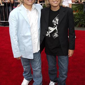 Cole Sprouse and Dylan Sprouse at event of Karibu piratai numirelio skrynia 2006