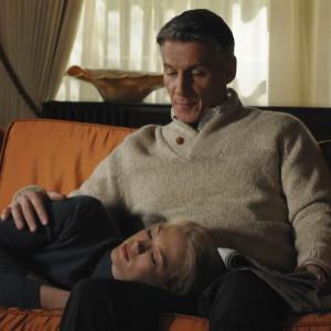 Still of January Jones and Christopher Stanley in MAD MEN Reklamos vilkai 2007