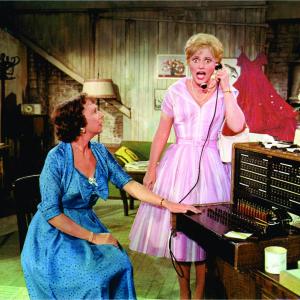 Still of Judy Holliday and Jean Stapleton in Bells Are Ringing (1960)