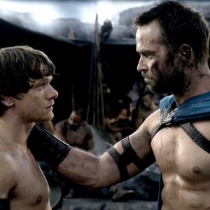 Still of Sullivan Stapleton and Jack O'Connell in 300: Imperijos gimimas (2014)