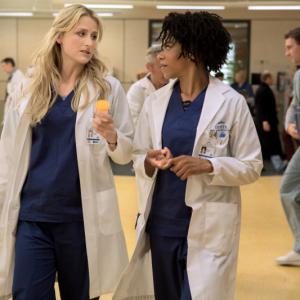 Still of Mamie Gummer and Kelly McCreary in Emily Owens MD 2012