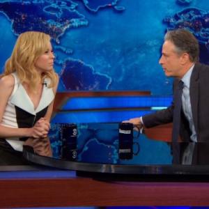 Still of Elizabeth Banks and Jon Stewart in The Daily Show (1996)