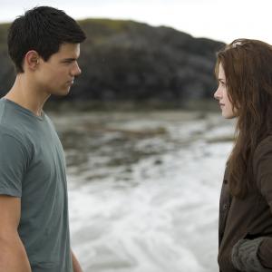 Still of Kristen Stewart and Taylor Lautner in Jaunatis (2009)