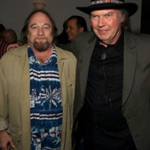 Stephen Stills and Neil Young at event of Neil Young Heart of Gold 2006