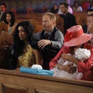 Still of Jesse Tyler Ferguson Eric Stonestreet Stephanie Beatriz and Elizabeth Pena in Moderni seima 2009