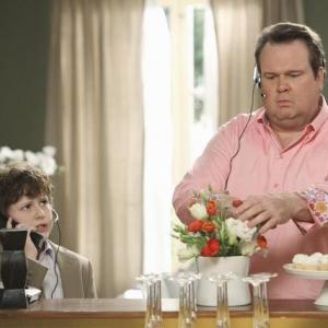 Still of Eric Stonestreet and Nolan Gould in Moderni seima 2009