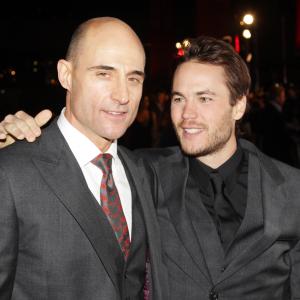Mark Strong and Taylor Kitsch at event of Dzonas Karteris (2012)