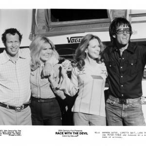 Still of Peter Fonda, Warren Oates, Lara Parker and Loretta Swit in Race with the Devil (1975)