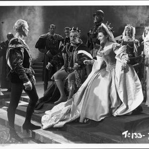 Still of Laurence Olivier Jean Simmons Eileen Herlie and Basil Sydney in Hamlet 1948