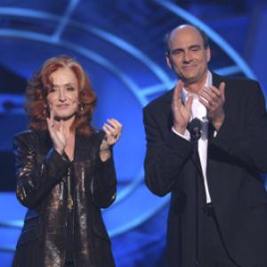 Bonnie Raitt and James Taylor at event of The 48th Annual Grammy Awards (2006)