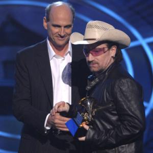 Bono and James Taylor at event of The 48th Annual Grammy Awards 2006